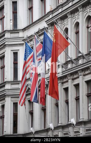 Bandiere delle quattro potenze vittoriose, gli Stati Uniti, la Gran Bretagna, la Francia e l'Unione Sovietica su un muro di casa a Berlino Foto Stock