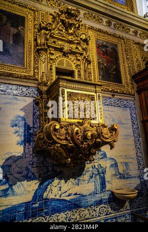 Cappella con dettagliata decorazione d'oro all'interno del Museu Nacional do Azulejo (museo nazionale delle piastrelle), un famoso museo culturale e d'arte a Lisbona Portogallo Foto Stock