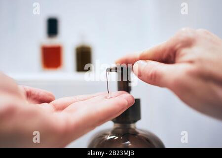 Lavarsi le mani a casa in bagno. Vita sana, igiene e prevenzione malattie virali e batteriche. Foto Stock