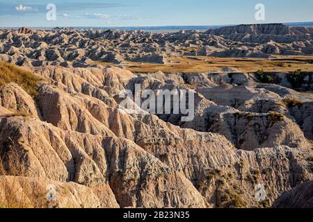 SD00245-00....SOUTH DAKOTA - rilievi e colline di arenaria A Strati visto nel tardo pomeriggio dal Badlands Wilderness Overlook in Badlands Nation Foto Stock