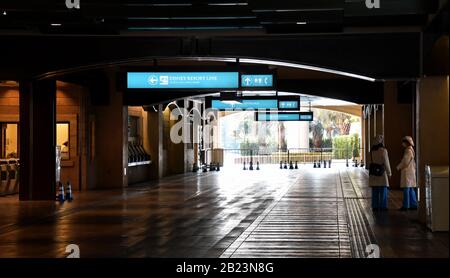 Urayasu, Giappone. 29th Feb, 2020. Quasi nessun passeggero alla stazione di Tokyo Disneysea a Urayasu, Prefettura di Chiba, Giappone il sabato 29 febbraio 2020. Tokyo Disneysea sarà temporaneamente chiusa fino al 15 marzo per frenare la diffusione di nuove infezioni da coronavirus rispondere alla richiesta del governo. Foto di Keizo Mori/UPI Credit: UPI/Alamy Live News Foto Stock