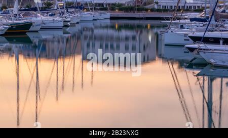 Colorata alba sul mare in una tranquilla giornata estiva, Toscana Foto Stock