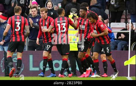 Jefferson Lerma (8) di Bournemouth celebra il suo primo gol laterale durante la partita della Premier League al Vitality Stadium di Bournemouth. Foto Stock