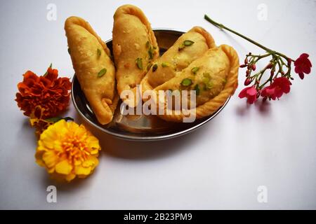 Gujia o Ghugra è un piatto dolce del subcontinente indiano servito durante i festival indù come Holi e Diwali Foto Stock