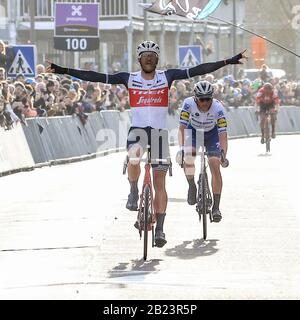 Nove, Belgio. 29th Feb, 2020. Nove, 29-02-2020, ciclismo, omloop het nieuwsblad, Jasper Stuyven wint de Omloop het Nieuwsblad Credit: Pro Shots/Alamy Live News Foto Stock