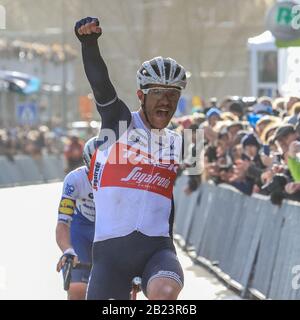 Nove, Belgio. 29th Feb, 2020. Nove, 29-02-2020, ciclismo, omloop het nieuwsblad, Jasper Stuyven wint de Omloop het Nieuwsblad Credit: Pro Shots/Alamy Live News Foto Stock