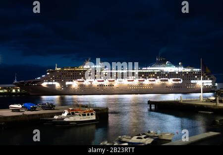 Nave da crociera Oceana ormeggiata a Funchal, Madeira, Portogallo di notte Foto Stock