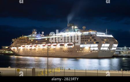 Nave da crociera Oceana ormeggiata a Funchal, Madeira, Portogallo di notte Foto Stock