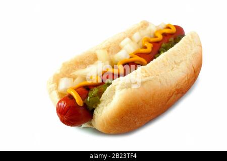 Hot dog con senape, cipolle e godere, vista laterale isolato su uno sfondo bianco Foto Stock