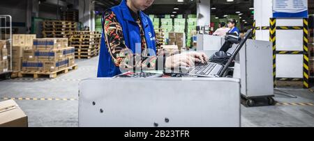 Pechino, CINA - 03 GIUGNO 2019: Moderna automazione della produzione di magazzini in Cina. Foto Stock