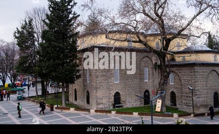 Bursa/ Turchia - 02/16/2020: Storica Moschea Gazi Orhan, architettura ottomana del XIV secolo, la moschea è stata costruita nel 1339. Vista esterna dalla moschea. BU Foto Stock