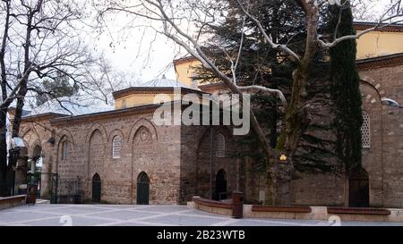 Bursa/ Turchia - 02/16/2020: Storica Moschea Gazi Orhan, architettura ottomana del XIV secolo, la moschea è stata costruita nel 1339. Vista esterna dalla moschea. BU Foto Stock