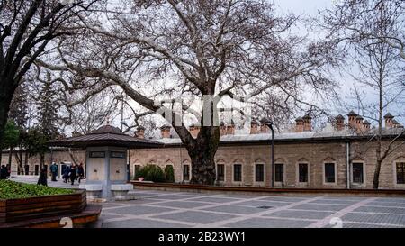 Bursa/ Turchia - 02/16/2020: Storica Moschea Gazi Orhan, architettura ottomana del XIV secolo, la moschea è stata costruita nel 1339. Vista esterna dalla moschea. BU Foto Stock