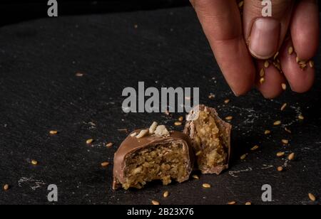 Cioccolatini belgi al caramello fatti in casa su sfondo scuro Foto Stock