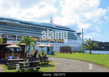 Castries, Santa Lucia - 23 novembre 2019. Turisti a Point Seraphine visite turistiche, mangiare, bere, shopping, sullo sfondo la Serenata dei mari Foto Stock