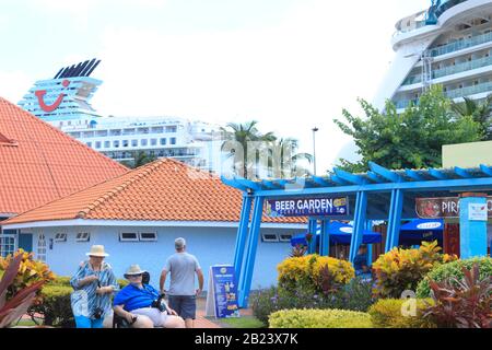 Castries, Santa Lucia - 23 novembre 2019. Turistico dalla nave da crociera passeggiando nel sentiero di fronte al Beer Garden cocktail Centre Foto Stock