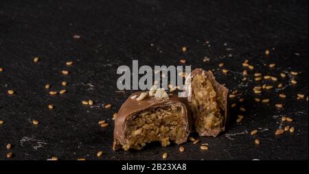 Cioccolatini belgi al caramello fatti in casa su sfondo scuro Foto Stock