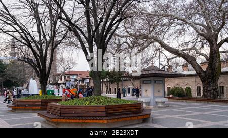 Bursa/ Turchia - 02/16/2020: Storica Moschea Gazi Orhan, architettura ottomana del XIV secolo, la moschea è stata costruita nel 1339. Vista esterna dalla moschea. BU Foto Stock