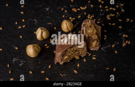 Cioccolatini belgi al caramello fatti in casa su sfondo scuro Foto Stock