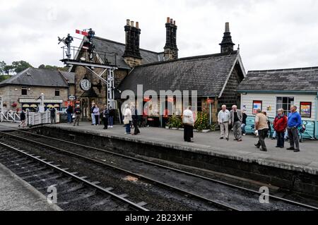 Turisti in attesa del loro giro su uno dei treni di vapore della North Yorkshire Railway (NYMR) alla stazione ferroviaria di Grosmont nel North Yorkshire, in Gran Bretagna Foto Stock