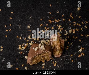 Cioccolatini belgi al caramello fatti in casa su sfondo scuro Foto Stock