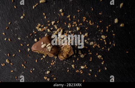 Cioccolatini belgi al caramello fatti in casa su sfondo scuro Foto Stock