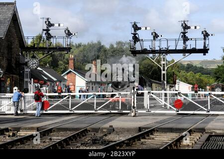 Un passaggio ferroviario a livello alla stazione ferroviaria di Grosmont, parte della North Yorkshire Moors Railway (NYMR) nel parco nazionale di Yorkshire Moors Gran Bretagna . La Foto Stock
