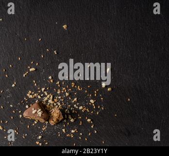 Cioccolatini belgi al caramello fatti in casa su sfondo scuro Foto Stock