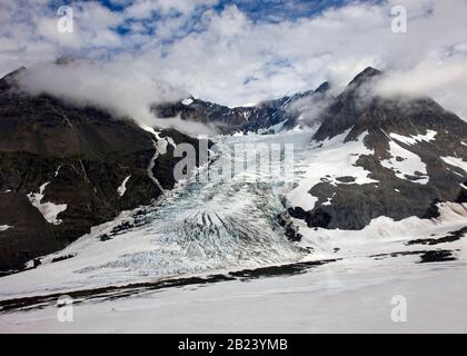 Alaska, Stati Uniti - 07 ago 2008 - veduta aerea di un ghiacciaio di calving in Prince William Sound Alaska USA. Come molti ghiacciai nel mondo, sono per lo più melt Foto Stock