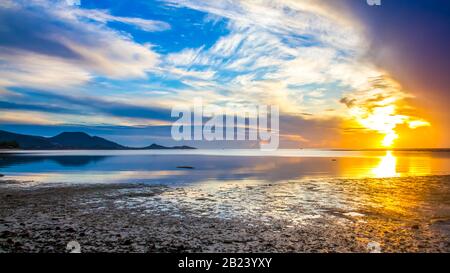 Sole sorge su una spiaggia deserta a Koh Samui, Thailandia Foto Stock