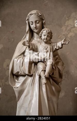 Statua della Vergine Maria con piccolo Gesù a braccia aperte. Chiesa di Santo Stefano a Pápa, Ungheria. Foto Stock