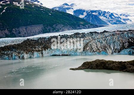 Alaska, Stati Uniti - 07 ago 2008 - veduta aerea di un ghiacciaio di calving in Prince William Sound Alaska USA. Come molti ghiacciai nel mondo, sono per lo più melt Foto Stock