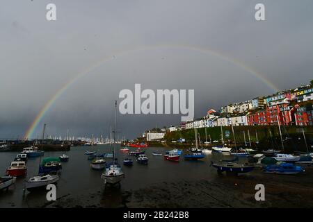 Tempo del Regno Unito. Arcobaleno meraviglioso sopra che guarda il porto di Brixham nel Devon Durante le grandi gales e pioggia dalla tempesta Jorge. Picture Credit Robert Timoney/Alamy/Live/News Foto Stock