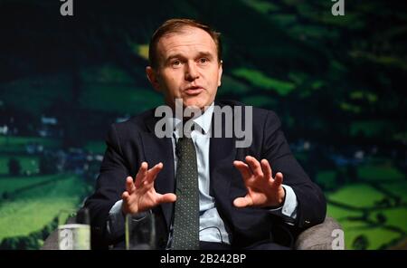 Il deputato di Rt Hon George Eustice, Segretario di Stato per l'ambiente, l'alimentazione e gli affari rurali, che ha parlato alla Conferenza NFU (Unione nazionale degli agricoltori) 2020. Foto Stock