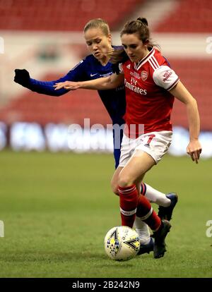 Lisa Evans dell'Arsenal (a destra) e Guro Reiten del Chelsea combattono per la palla durante la finale della Coppa della Lega delle gomme continentali delle fa Donne al terreno della città, Nottingham. Foto Stock