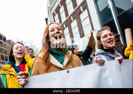 Utrecht, Paesi Bassi. 29th Feb 2020. Utrecht, Paesi Bassi. 29th Feb, 2020. Tre donne gridano slogan sul clima durante la dimostrazione.Sotto il motto: Sugli occhi della tempesta, centinaia di attivisti del clima hanno camminato al Municipio per presentare le loro cinque richieste. La manifestazione è stata organizzata da diverse organizzazioni del clima, tra cui: Ribellione di estinzione, venerdì per Il Futuro e Code Roood. Credit: Sopa Images Limited/Alamy Live News Foto Stock