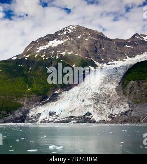 Alaska, Stati Uniti - 07 ago 2008 - veduta aerea di un ghiacciaio di calving in Prince William Sound Alaska USA. Come molti ghiacciai nel mondo, sono per lo più melt Foto Stock