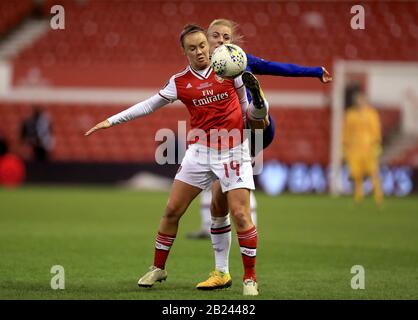 Il fiordo Caitlin dell'Arsenal (a sinistra) e la battaglia Single di Sophie del Chelsea per la palla durante la finale della Coppa della Lega delle gomme continentali delle fa Donne al terreno della città, Nottingham. Foto Stock