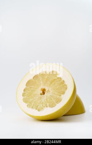 Giallo melelo a fette su sfondo bianco, alta risoluzione Foto Stock