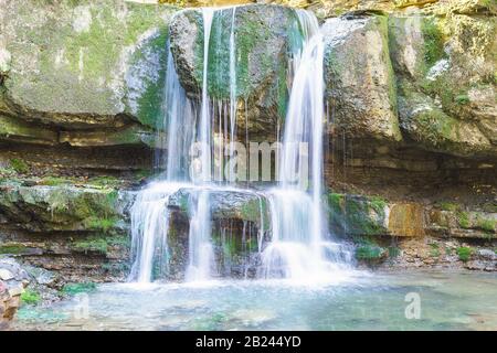 Cascata del Katerinska della sorgente del getto nelle montagne del Caucaso. Russia, Krasnodar Krai Foto Stock