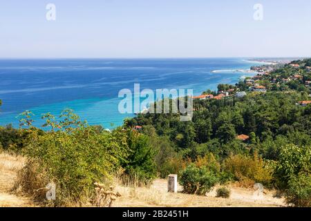 Il castello di Platamon è un castello crociato nella Grecia settentrionale - Macedonia, Pieria. Si trova a sud-est del Monte Olimpo, la torre è un imponente me Foto Stock