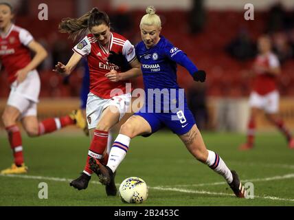 Lisa Evans dell'Arsenal (a sinistra) la battaglia di Bethany England del Chelsea per la palla durante la finale della Coppa della Lega continentale delle gomme delle donne del fa al terreno della città, Nottingham. Foto Stock