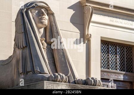 Statua di Sphinx della Casa del Tempio, sede del Consiglio Supremo, 33°, antico e accettato Rito Scozzese della Massoneria, Washington, DC USA Foto Stock