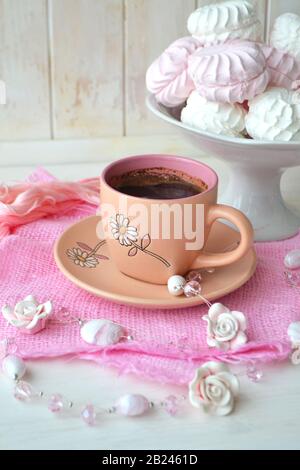 zephyr dolce fatto in casa, marshmallow con una tazza di caffè su sfondo bianco chiaro tabella shabby. Vari tipi di Meringue, dolci caramella concetto. Noi Foto Stock