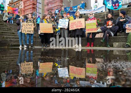 Glasgow, Scozia, Regno Unito. 29th Feb, 2020. "Il Clyde Sta Crescendo E Così Siamo". Evento Blue Wave 2 a Glasgow organizzato da Extinction Rebellion per evidenziare la reale minaccia a Glasgow di innalzamento del livello del mare. Un rapporto di 'Climate Ready Clyde' ha detto che la crisi climatica è stimata costare alla Glasgow City Region £400 milioni all'anno entro il 2050 credito: Kay Roxby/Alamy Live News Foto Stock