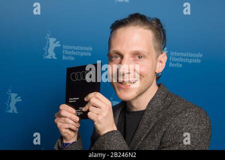 Berlino, Germania. Berlin, Germany.Berlin, Germany.29th Feb, 2020. 70th Berlinale, cerimonia di premiazione: Adrien Merigeau riceve l'Audi Short Film Award. Credito: Jörg Carstensen/Dpa/Alamy Live News Foto Stock