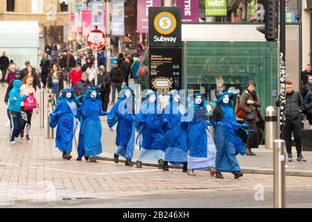 Glasgow, Scozia, Regno Unito. 29th Feb, 2020. I Ribelli blu sorprendono gli acquirenti mentre camminano attraverso il centro di Glasgow per unirsi alla protesta della Blue Wave 2 organizzata da Extinction Rebellion Credit: Kay Roxby/Alamy Live News Foto Stock