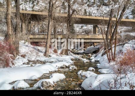 Interstate Highway i-70 a Glenwood Canyon presso Grizzly Creek Rest Area, Colorado, paesaggio invernale, concetto di viaggio Foto Stock