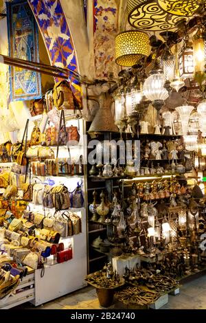 Istanbul / Turchia - 21/01/2019: Vista di alcuni negozi che vendono lampade colorate e ornamenti decorativi e regalo nel Grand Bazaar. Foto Stock