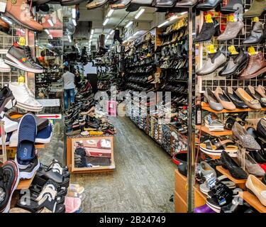 Seoul, Corea del Sud - 24 settembre 2018 : Gli Acquirenti che curiosano in un negozio di scarpe nel mercato di Namdaemun Foto Stock